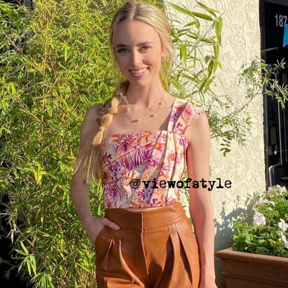 AMUR Madame Printed One Shoulder Crop Top - Picture 3 of 14